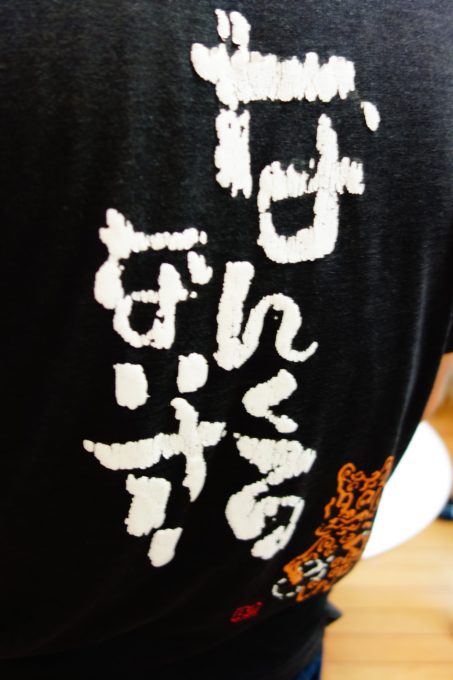 なんくるないさと書かれた卒業生のTシャツ