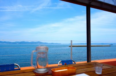 豊島のレストラン「港のレストラン」から眺める瀬戸内海