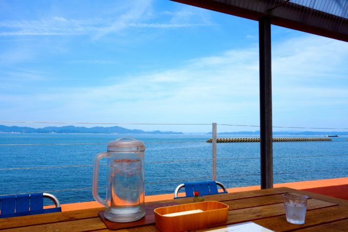 豊島のレストラン「港のレストラン」から眺める瀬戸内海