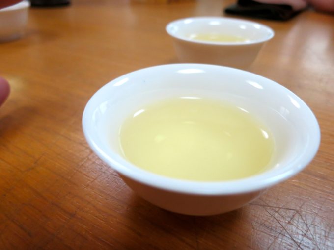 白い茶器に淹れられた薄黄緑色のお茶