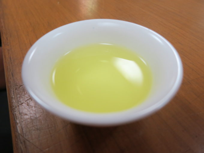 白い茶器に淹れられた薄黄緑色のお茶