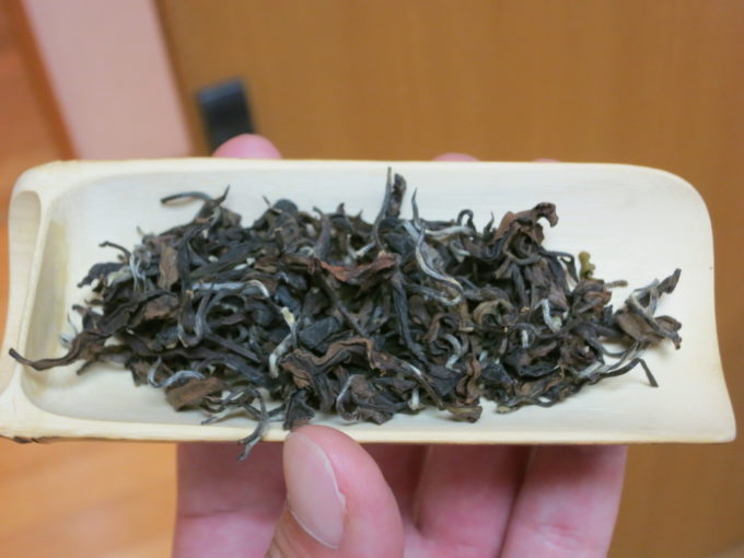 お皿に盛られた中国茶葉